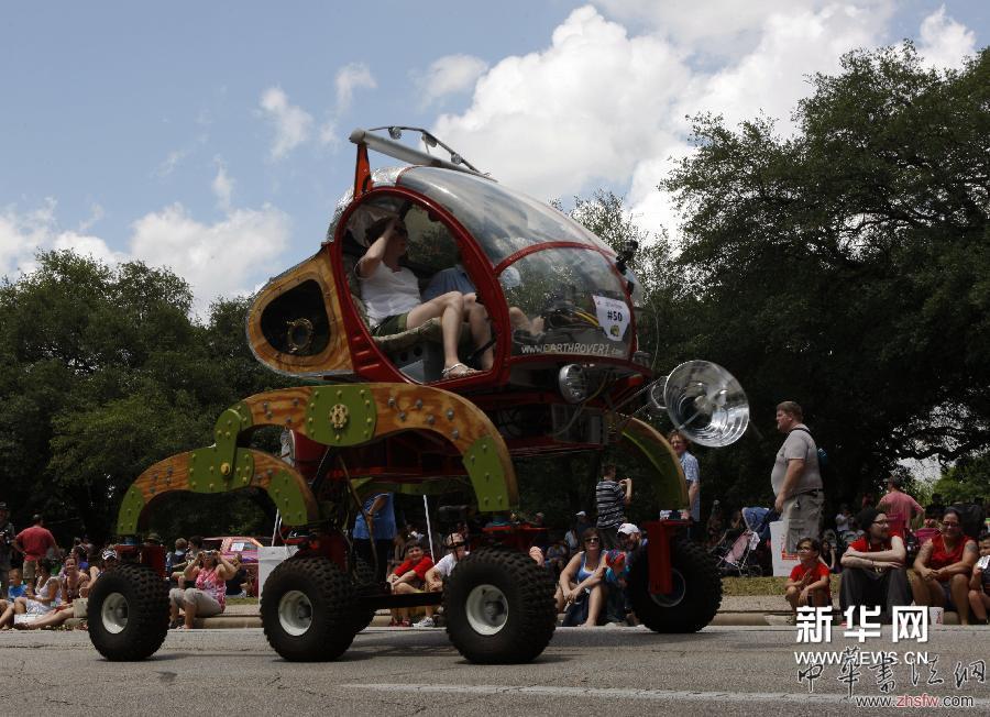 5月10日，在美國(guó)得克薩斯州休斯敦市，一輛藝術(shù)車(chē)行進(jìn)在游行隊(duì)伍中。