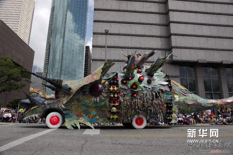 5月10日，在美國(guó)得克薩斯州休斯敦市，一輛藝術(shù)車(chē)行進(jìn)在游行隊(duì)伍中。