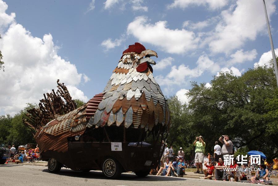 5月10日，在美國得克薩斯州休斯敦市，一輛公雞造型的藝術(shù)車行進在游行隊伍中。