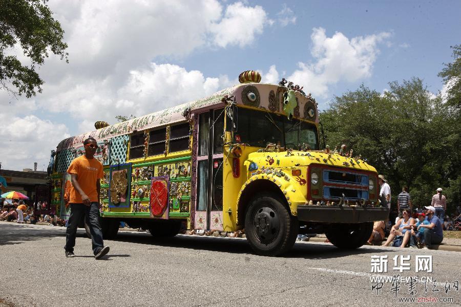 5月10日，在美國得克薩斯州休斯敦市，一輛以校車改裝的藝術(shù)車行進在游行隊伍中。