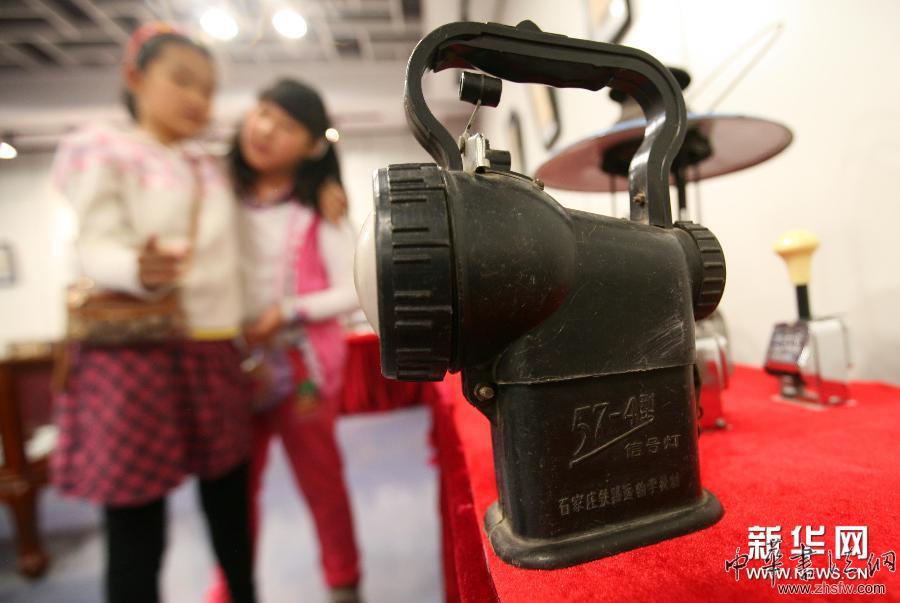 5月10日，鐵路工人曾經(jīng)使用過的信號燈吸引了兩名女孩的注意。