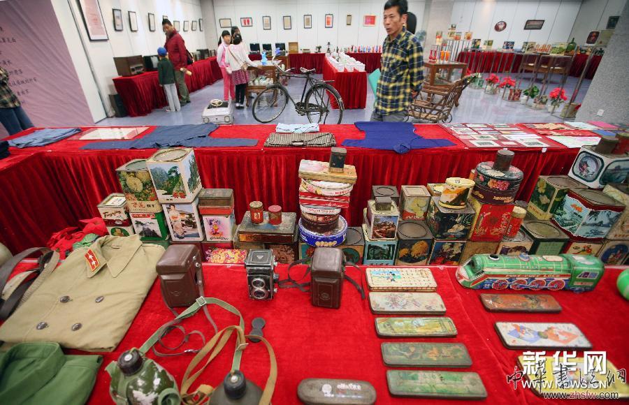 5月10日，觀眾在南京“老物件”展上參觀。