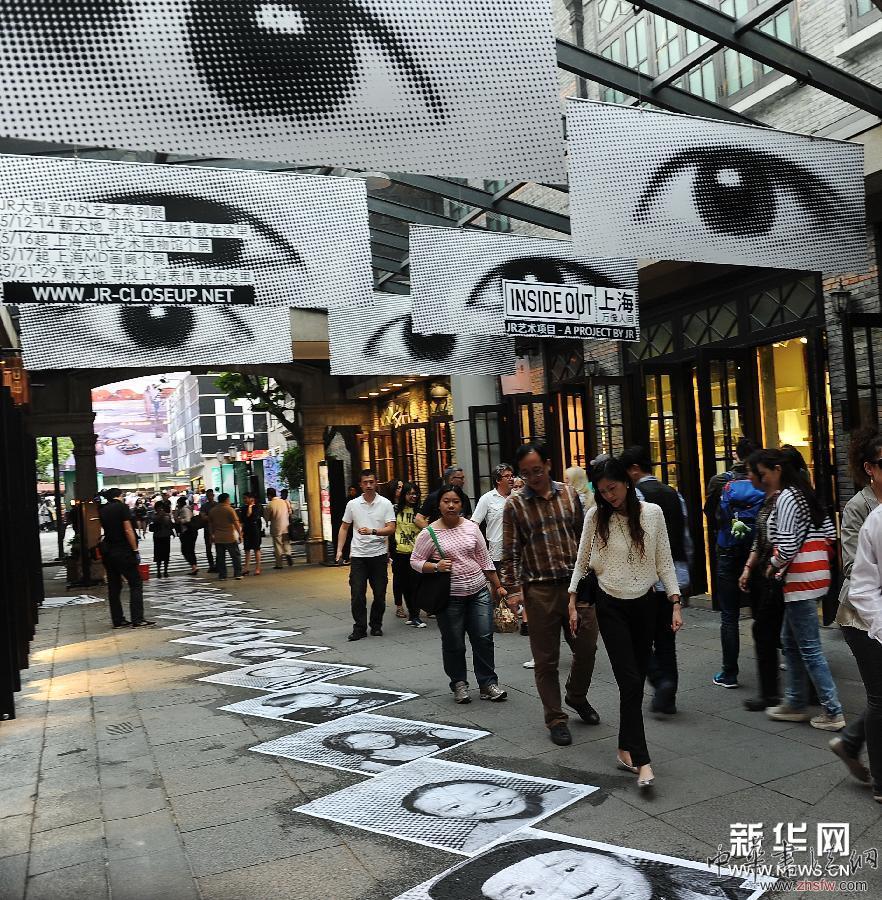 #（文化）（3）&ldquo;萬像人間&rdquo;互動(dòng)藝術(shù)展亮相上海 黑白人物肖像拼貼城市新表情