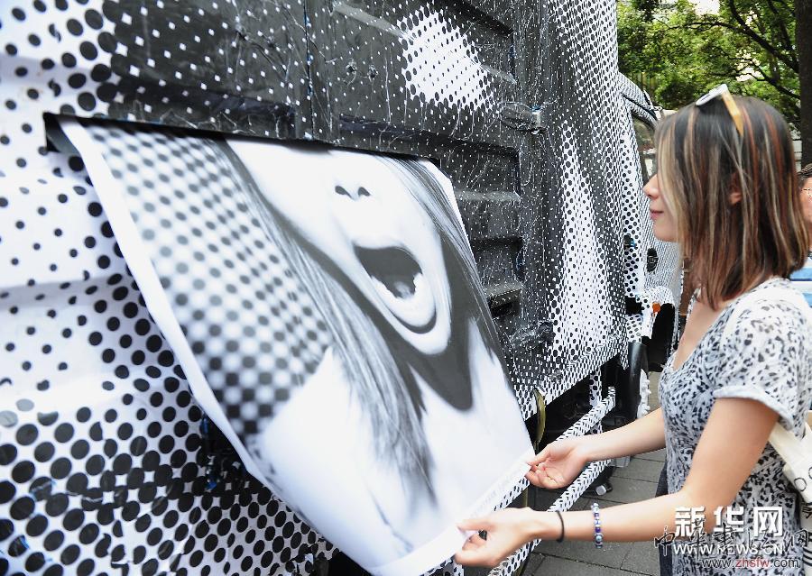 #（文化）（4）&ldquo;萬像人間&rdquo;互動藝術(shù)展亮相上海 黑白人物肖像拼貼城市新表情