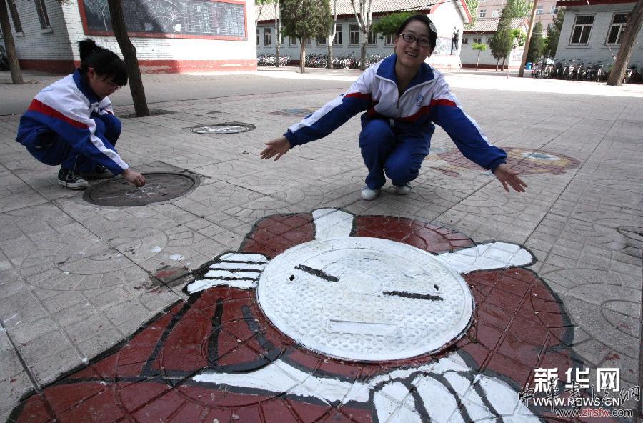 “井蓋畫”扮靚校園 圖 #(社會(huì))(1)“井蓋畫”扮靚校園