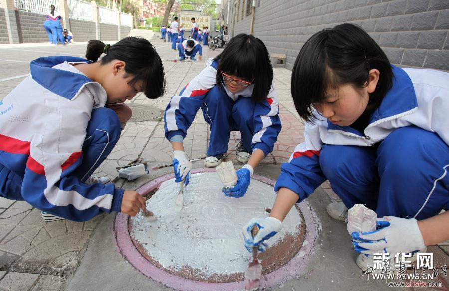 #（社會）（3）&ldquo;井蓋畫&rdquo;扮靚校園