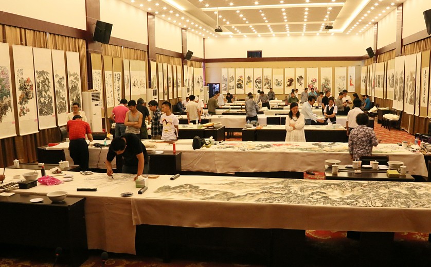 中華書畫協(xié)會組織書畫家到云南采風(fēng)