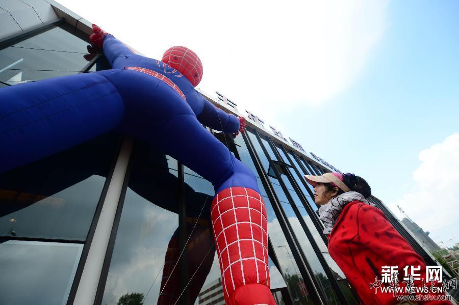 （晚報(bào)）（2）巨型&ldquo;蜘蛛俠&rdquo;亮相沈陽(yáng)