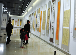 赤峰首屆青年書法篆刻展美術(shù)館展出