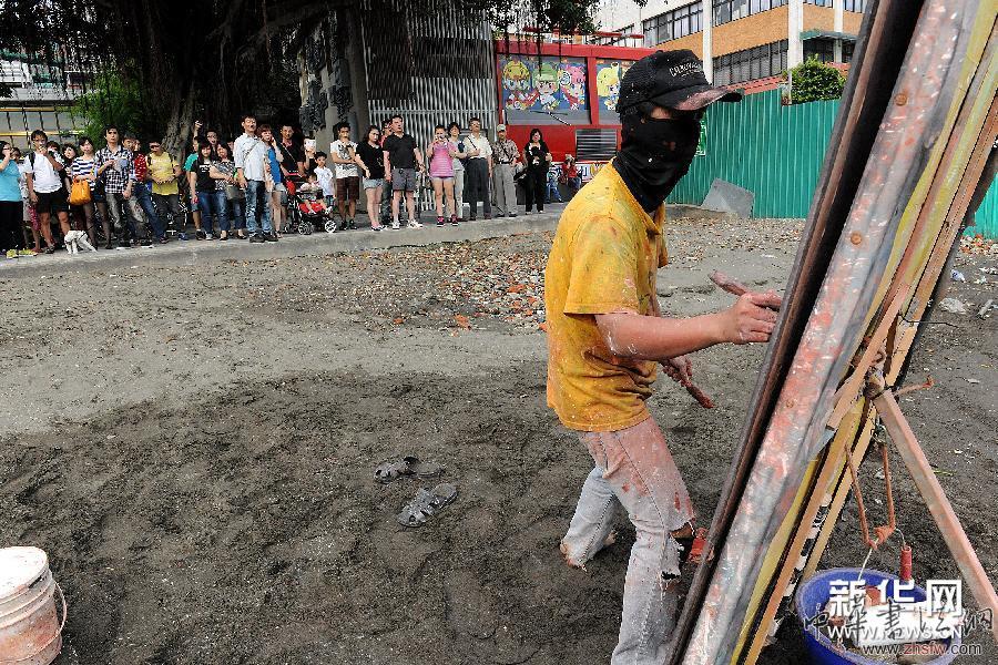 （新華網(wǎng)）（1）淡水河畔老梁和小梁的藝術(shù)生活