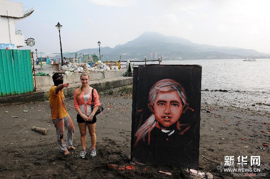 （新華網(wǎng)）（2）淡水河畔老梁和小梁的藝術(shù)生活