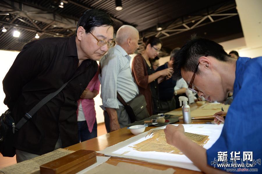 絲綢之路西北地區(qū)珍貴典籍展在西安舉行 圖 (文化)(1)絲綢之路西北地區(qū)珍貴典籍展在西安舉行