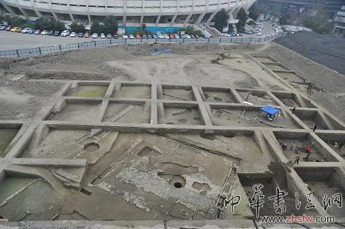 日前，成都市考古隊(duì)在位于市區(qū)的成都體育中心考古現(xiàn)場(chǎng)，發(fā)現(xiàn)一處唐代院落遺址，遺址保存較為完好，可能為較高級(jí)別官衙。該遺址為近年來(lái)成都地區(qū)首次發(fā)現(xiàn)保存較完好的唐代建筑。該院落主體平面略呈正方形，總占地面積300余平方米。院落由踏道、露天活動(dòng)面、排水溝、小十字路、井臺(tái)等部分組成，均為磚筑且用磚考究，大量磚上可以見到模印的卷草、花卉、菱形紋等圖案。建筑從唐代早期至五代，曾歷經(jīng)多次修補(bǔ)和擴(kuò)建，至五代末北宋初廢棄。新華社發(fā)（成都市考古隊(duì)提供）