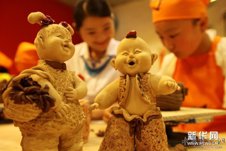 ＃（社會(huì)）（1）留守兒童玩泥巴迎&ldquo;六一&rdquo;