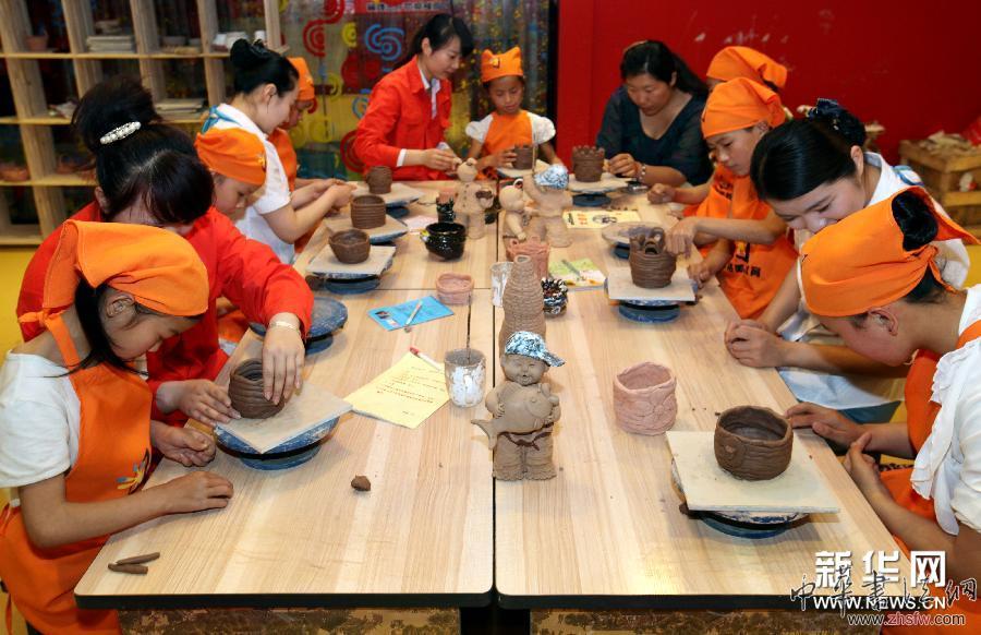 留守兒童玩泥巴迎“六一” 組圖 #(社會)(3)留守兒童玩泥巴迎“六一”