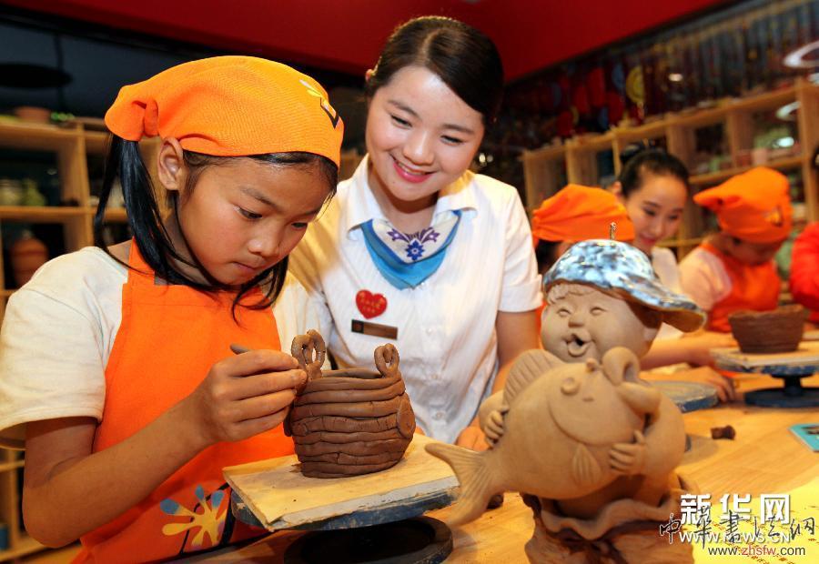 留守兒童玩泥巴迎“六一” 組圖 #(社會(huì))(2)留守兒童玩泥巴迎“六一”