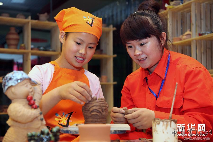 留守兒童玩泥巴迎“六一” 組圖 #(社會(huì))(4)留守兒童玩泥巴迎“六一”