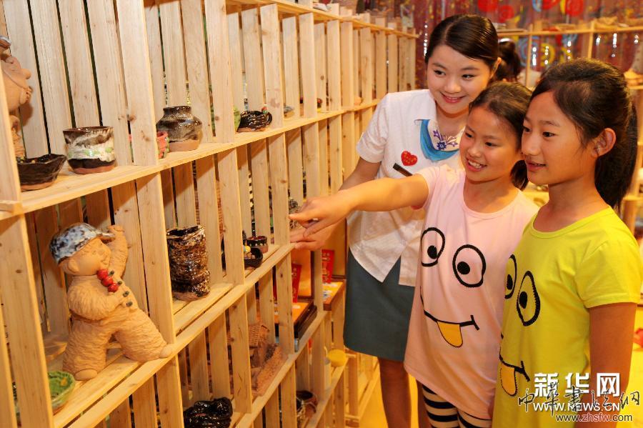 留守兒童玩泥巴迎“六一” 組圖 #(社會)(5)留守兒童玩泥巴迎“六一”