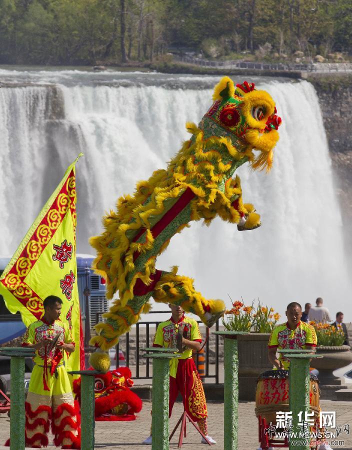 中國(guó)舞獅亮相尼亞加拉瀑布 組圖 (國(guó)際)(3)中國(guó)舞獅亮相尼亞加拉瀑布