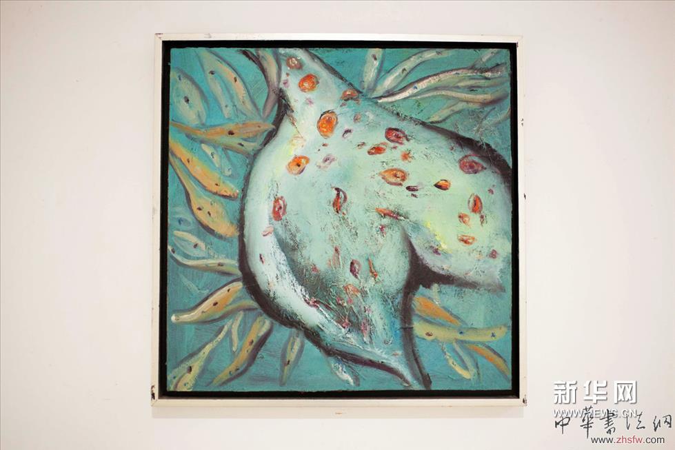     靈魂之軀——藝術(shù)家的尋魂之旅展覽南京站黃藥油畫作品。
    黃藥現(xiàn)場互動的作品：“靈魂的尖叫”，試圖通過日常人們最熟悉的動物豬對比，展示動物也有靈魂，且動物發(fā)出的聲音更自然和原生。從日常最物質(zhì)性的消費性物什藝術(shù)化的寓意與思考人性真實狀態(tài)驚人的退化，以及物質(zhì)化社會深層次的自省與反諷。