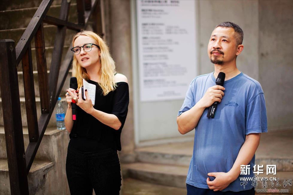     靈魂之軀——藝術(shù)家的尋魂之旅展覽主持人、著名藝術(shù)家郭海平、德國策展人、藝術(shù)史研究專家Nora Gantert。
    這個(gè)展覽堪稱為近十年南京當(dāng)代藝術(shù)家群體再一次對(duì)當(dāng)下現(xiàn)實(shí)問題的心靈關(guān)注，每位藝術(shù)家創(chuàng)作心態(tài)是極為嚴(yán)肅的，是一次創(chuàng)作探索與藝術(shù)方式上帶有觀念傾向與突破的代表性展覽。試圖用藝術(shù)家個(gè)體微薄的身體之軀，去傳遞反物質(zhì)化迷戀社會(huì)的向度與信息，以“靈魂之軀”直指人心，維系藝術(shù)世界的精神前沿探索姿態(tài)。