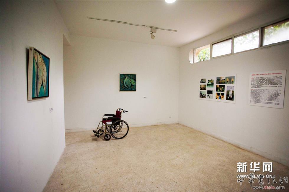     靈魂之軀——藝術(shù)家尋魂之旅南京站藥藝術(shù)館展廳。
    為什么靈魂是藝術(shù)家當(dāng)下和最終要思考的路徑與問(wèn)題？這和我們的社會(huì)結(jié)構(gòu)恰恰對(duì)應(yīng)起來(lái)。中國(guó)藝術(shù)30年，藝術(shù)在政治和經(jīng)濟(jì)層面取得相反或相對(duì)應(yīng)的社會(huì)效果，但是今天的藝術(shù)生態(tài)卻破壞得一無(wú)是處，藝術(shù)在關(guān)心人性和真誠(chéng)的基本問(wèn)題上，都已經(jīng)異化為商業(yè)的節(jié)奏。那么在藝術(shù)文化層面能夠與社會(huì)接應(yīng)的可能就是重新回顧到真正的內(nèi)心層面和精神世界的探索中，接近自然和靈性的東西。而靈魂是一個(gè)還沒(méi)有比觸及的一個(gè)“球星”，我成為藝術(shù)的“外星球”世界。這個(gè)“外星球”的系統(tǒng)里藝術(shù)才能釋放原生態(tài)的人性狀態(tài)和真實(shí)的情感表達(dá)。