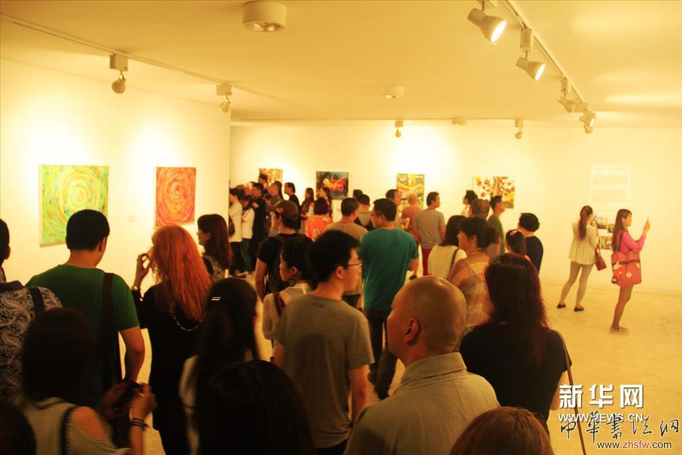     靈魂之軀——藝術(shù)家的尋魂之旅展覽開幕現(xiàn)場(chǎng)。
    中國(guó)原生藝術(shù)開拓者郭海平分析認(rèn)為，“此時(shí)此刻，這些藝術(shù)家用他們自由的藝術(shù)形式向觀眾展示他們探求靈魂的實(shí)踐，對(duì)此，觀眾是否能夠借助于這些藝術(shù)家們的展示找到自己靈魂的蹤跡，恐怕這只能在展覽開幕之后才能獲得答案，不過，有一個(gè)答案應(yīng)該還是可以預(yù)料的，這就是即將出現(xiàn)在大家面前的作品，無論從社會(huì)學(xué)還是藝術(shù)的角度，一定只能給極少數(shù)人帶來幫助，因?yàn)閷?duì)于中國(guó)人而言，靈魂實(shí)在是太陌生了，所以，我還是愿意將這次藝術(shù)家們與觀眾的互動(dòng)，稱之為是一次‘中國(guó)當(dāng)代藝術(shù)的新探索’”。