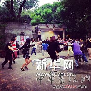     靈魂之軀——藝術(shù)家尋魂之旅南京站在藥藝術(shù)館開幕現(xiàn)場。
    這些藝術(shù)家的共同特質(zhì)在于，都善于和自己內(nèi)心的溝通，強調(diào)原生態(tài)的藝術(shù)直覺，更自覺的強調(diào)內(nèi)心情緒的自我表達(dá)。他們相信現(xiàn)在商業(yè)化藝術(shù)的“緊箍咒”環(huán)境下，恰恰的藝術(shù)創(chuàng)造性與表達(dá)的出口。黃藥、郭海平、劉紹雋，三毛，孫大量、妙禪師，“靈魂之軀——藝術(shù)家的尋魂之旅”為主題的展覽，就是在中國當(dāng)代藝術(shù)這樣一個被結(jié)構(gòu)化的機制里，尋求精神層面的藝術(shù)實踐出口。他們都強調(diào)自身的體驗性與藝術(shù)創(chuàng)造性，通過藝術(shù)直覺的方式和類型轉(zhuǎn)化出來，形成強烈的藝術(shù)體驗感。