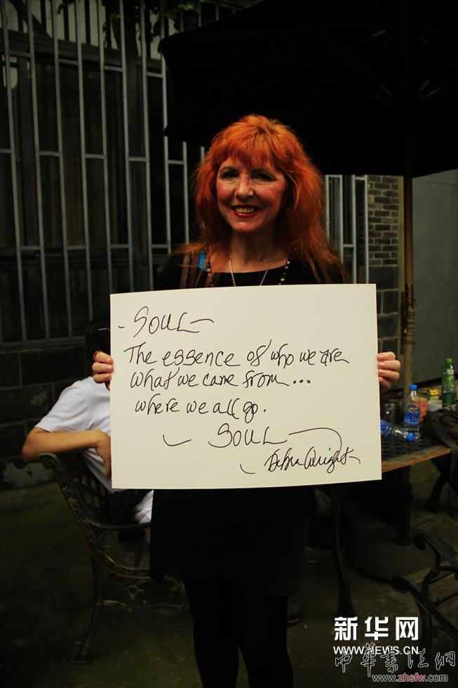     靈魂之軀--藝術(shù)家尋魂之旅展覽南京站“靈魂是什么”現(xiàn)場(chǎng)互動(dòng)。    
    這是一次不是傳統(tǒng)意義上被商業(yè)化滲透的“中國(guó)當(dāng)代藝術(shù)”的當(dāng)代藝術(shù)展覽。正如本此展覽德國(guó)策展人Nora Gantert認(rèn)為，藝術(shù)家們著重探索了生存在這個(gè)飛速發(fā)展的物質(zhì)社會(huì)中的人們的內(nèi)心需求和痛苦，并希望自身的靈魂和精神世界能給人們以啟發(fā)。靈魂是這些藝術(shù)家共同的追求。他們正為靈魂，這個(gè)在現(xiàn)實(shí)生活中逐漸被忽視，逐漸失去其價(jià)值的主題努力并掙扎著。