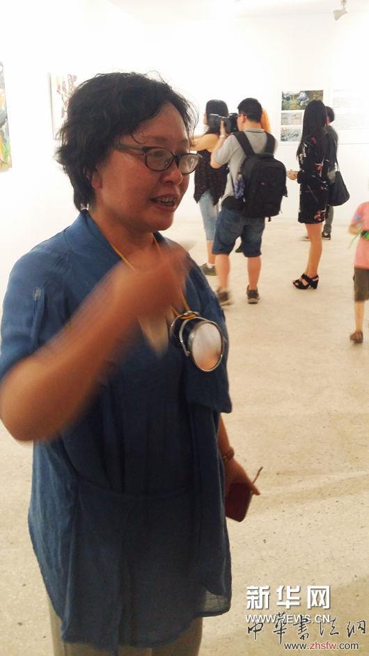     三毛藝術(shù)行為：照妖鏡。她認(rèn)為，靈魂是刀尖上的舞蹈。