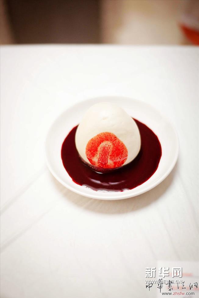     孫大量藝術(shù)行為：我的血饅頭。
    孫大量現(xiàn)場互動的作品，“我的血饅頭”，是一種對照魯迅先生的文學(xué)作品“藥”之藝術(shù)視覺閱讀行為，以自身抽血的方式，對人性深陷物質(zhì)時代的重新思考。自省似的拷問藝術(shù)家的社會角色何去何從。也是藝術(shù)家對今天藝術(shù)介入社會方式的沉重性思考方式。