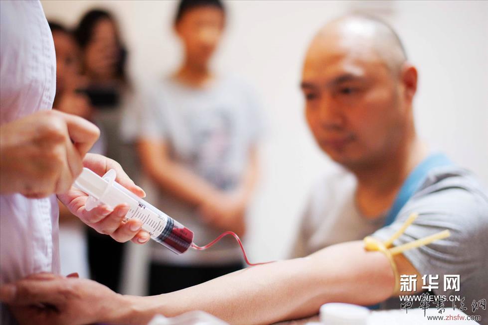     孫大量藝術(shù)行為：我的血饅頭。他認(rèn)為，靈魂是一面鏡子。