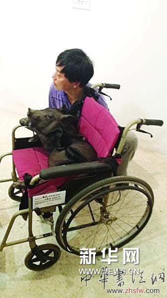     黃藥藝術行為：靈魂的尖叫。他認為，靈魂是一種尖叫。
    南京的藝術家群體一直都有一個優(yōu)質的傳統(tǒng)和特質:即在藝術觀念的表達上對人性方面的探索在深度和廣度都有明顯的貢獻。藝術傳統(tǒng)的權力比重還是沉溺與潰敗于沉重的物質肉身，而這些藝術家的珍貴之處在于于來自豐富內心世界的不同“覺醒”。他們還在苦苦的與社會“較真”，尋找藝術之于精神世界超越物質性的探索。