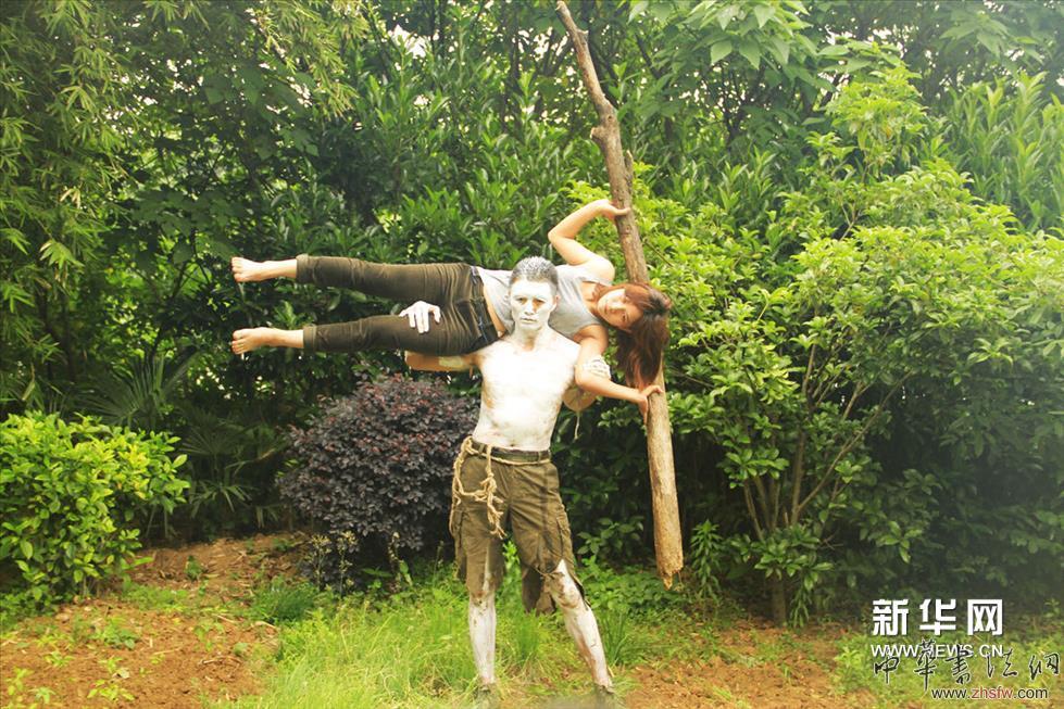     李凝藝術(shù)行為肢體表演：靈與魂。他認為，靈魂是離開土地的身體。
    李凝、吳海珠現(xiàn)場互動的作品，是通過作品展現(xiàn)人性狀態(tài)的“靈與舞”肢體表演，是以身體作為直接媒介，啟發(fā)人們探索來自自身內(nèi)部的能量，傾聽并抵達另一個具有靈魂存在的“身體”。