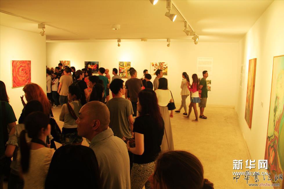     靈魂之軀——藝術(shù)家的尋魂之旅展覽開幕現(xiàn)場。
    本次展覽集中體現(xiàn)了“靈魂之軀”參展藝術(shù)家反物質(zhì)的時代觀念力量和藝術(shù)個性化、多元化表達。參展藝術(shù)家，每個人都對“靈魂”這個主題做出藝術(shù)的互動回應(yīng)方式：