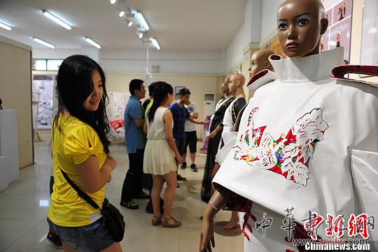 湖南大學(xué)生畢業(yè)設(shè)計(jì)作品展繽紛惹眼