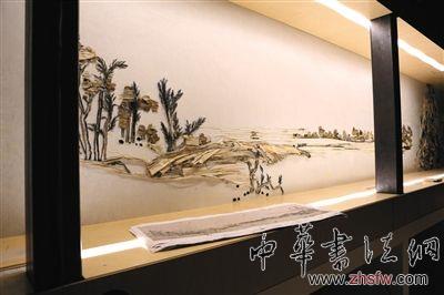 從正面（左圖）看，徐冰的作品像一幅中國傳統(tǒng)山水畫，但是從背面（右圖）看，則是用干枯植物、麻絲等現(xiàn)成物組成的。