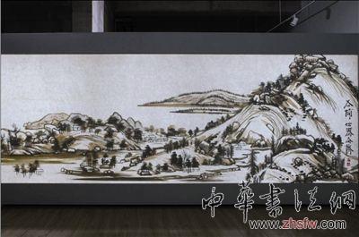 從正面（左圖）看，徐冰的作品像一幅中國傳統(tǒng)山水畫，但是從背面（右圖）看，則是用干枯植物、麻絲等現(xiàn)成物組成的。