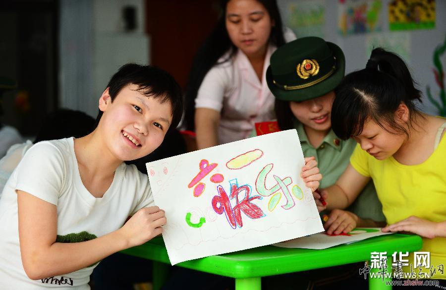 福建:為孤殘兒童送溫暖獻(xiàn)愛心 圖 (社會(huì))(1)福建:為孤殘兒童送溫暖獻(xiàn)愛心