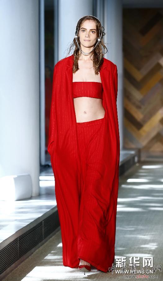 （國(guó)際）（3）英國(guó)皇家藝術(shù)學(xué)院舉行畢業(yè)設(shè)計(jì)時(shí)裝秀