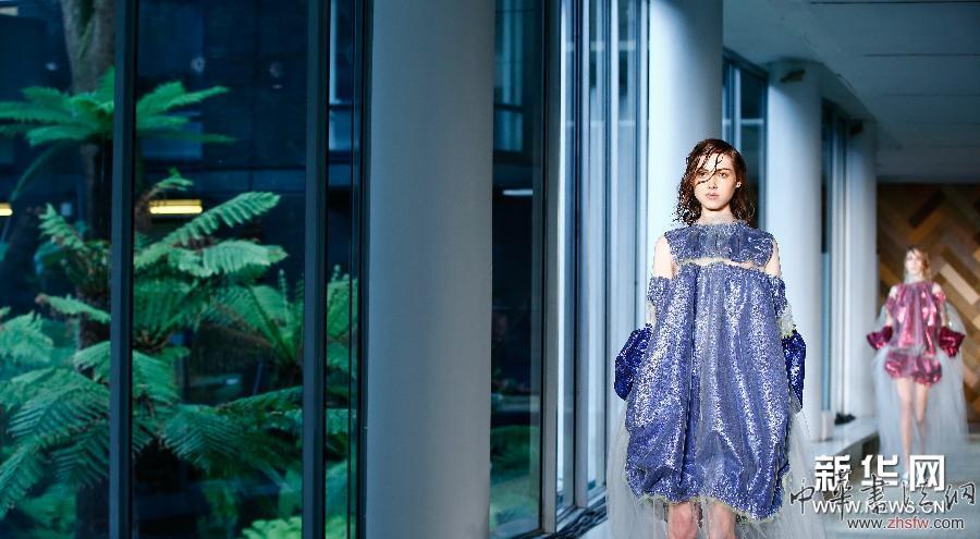 （國(guó)際）（2）英國(guó)皇家藝術(shù)學(xué)院舉行畢業(yè)設(shè)計(jì)時(shí)裝秀
