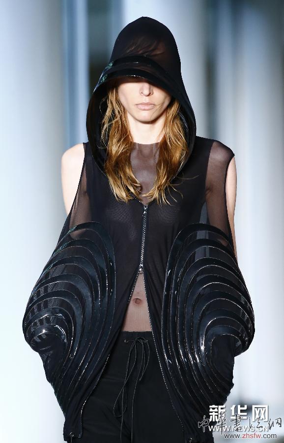 （國際）（1）英國皇家藝術(shù)學院舉行畢業(yè)設(shè)計時裝秀