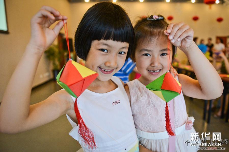 做香包 迎端午 圖 (社會)做香包 迎端午