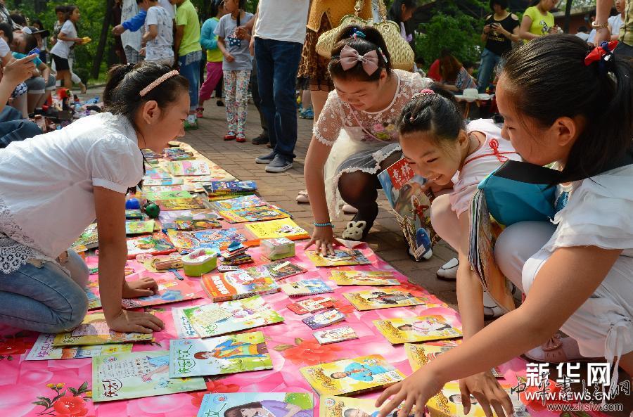 跳蚤市場“小鬼當(dāng)家” 圖 (社會)跳蚤市場“小鬼當(dāng)家”