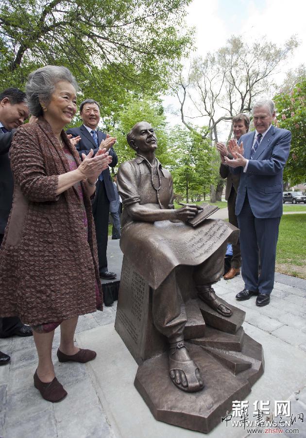（國(guó)際）（1）加拿大多倫多大學(xué)立銅像紀(jì)念白求恩