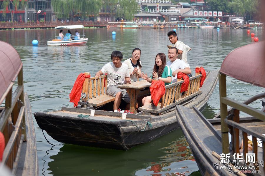 京城什剎海第一屆櫓工競技比賽拉開帷幕 組圖 (社會)(2)京城什剎海第一屆櫓工競技比賽拉開帷幕