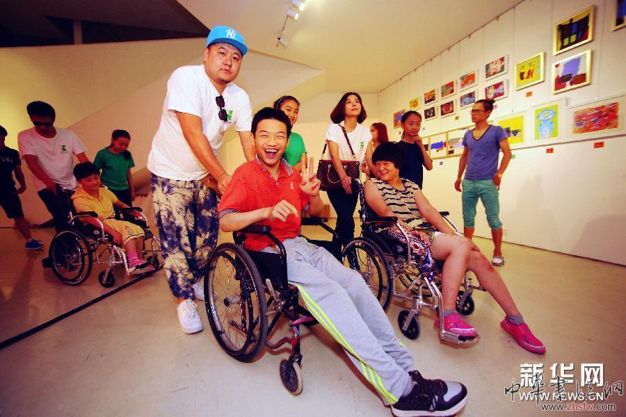 #（社會(huì)）（3）腦癱患兒畫展迎&ldquo;六一&rdquo;