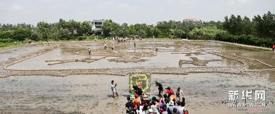 #（社會）（2）大地農(nóng)民畫《巨龍舞夢》正式種&ldquo;彩龍&rdquo;