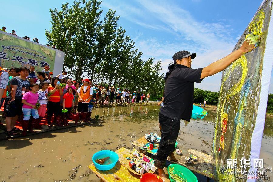 大地農(nóng)民畫《巨龍舞夢》正式種“彩龍” 組圖 #(社會)(1)大地農(nóng)民畫《巨龍舞夢》正式種“彩龍”