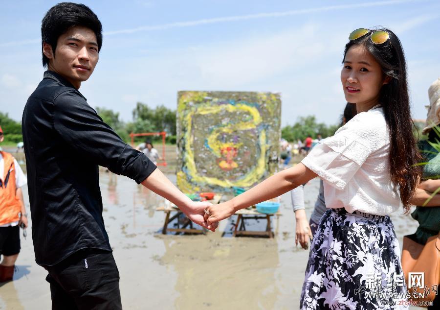 #（社會(huì)）（5）大地農(nóng)民畫《巨龍舞夢》正式種&ldquo;彩龍&rdquo;